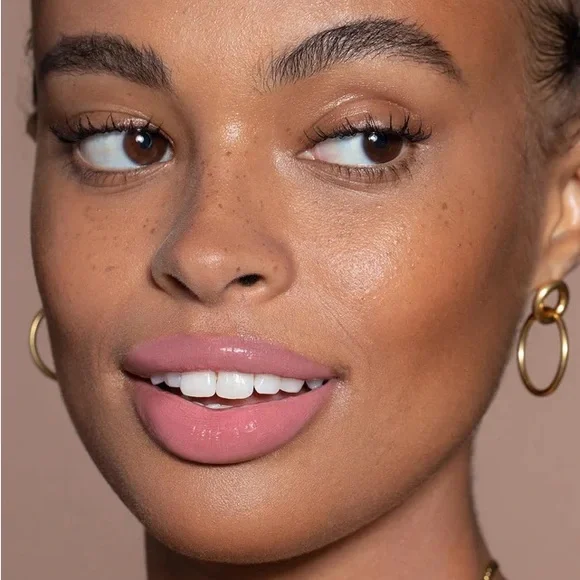 3/$50 💫 ILIA
Balmy Gloss Tinted Lip Oil in Petals - Picture 4 of 7